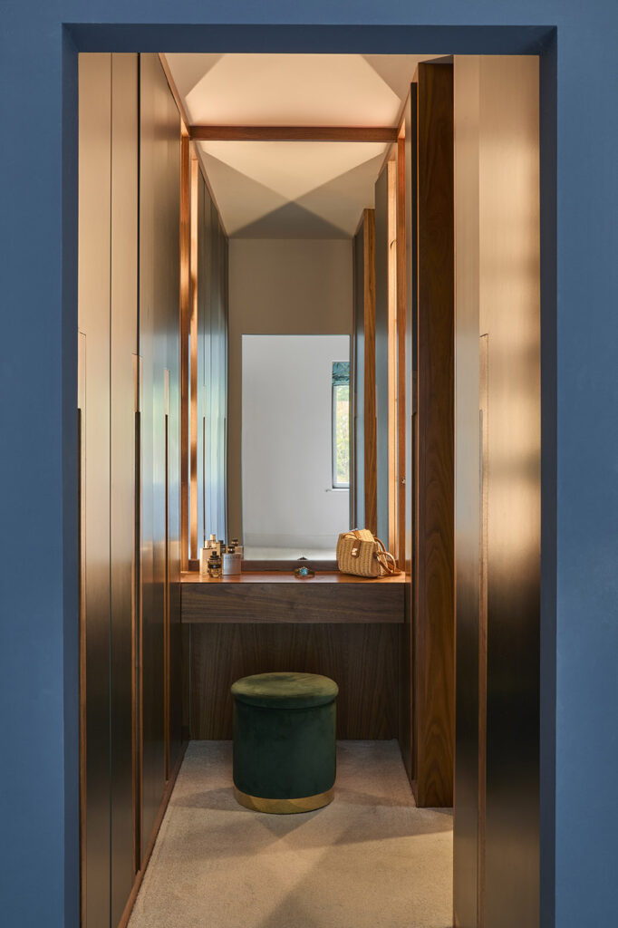 Beckwood bespoke luxury dressing room in a contemporary home in Oxfordshire.