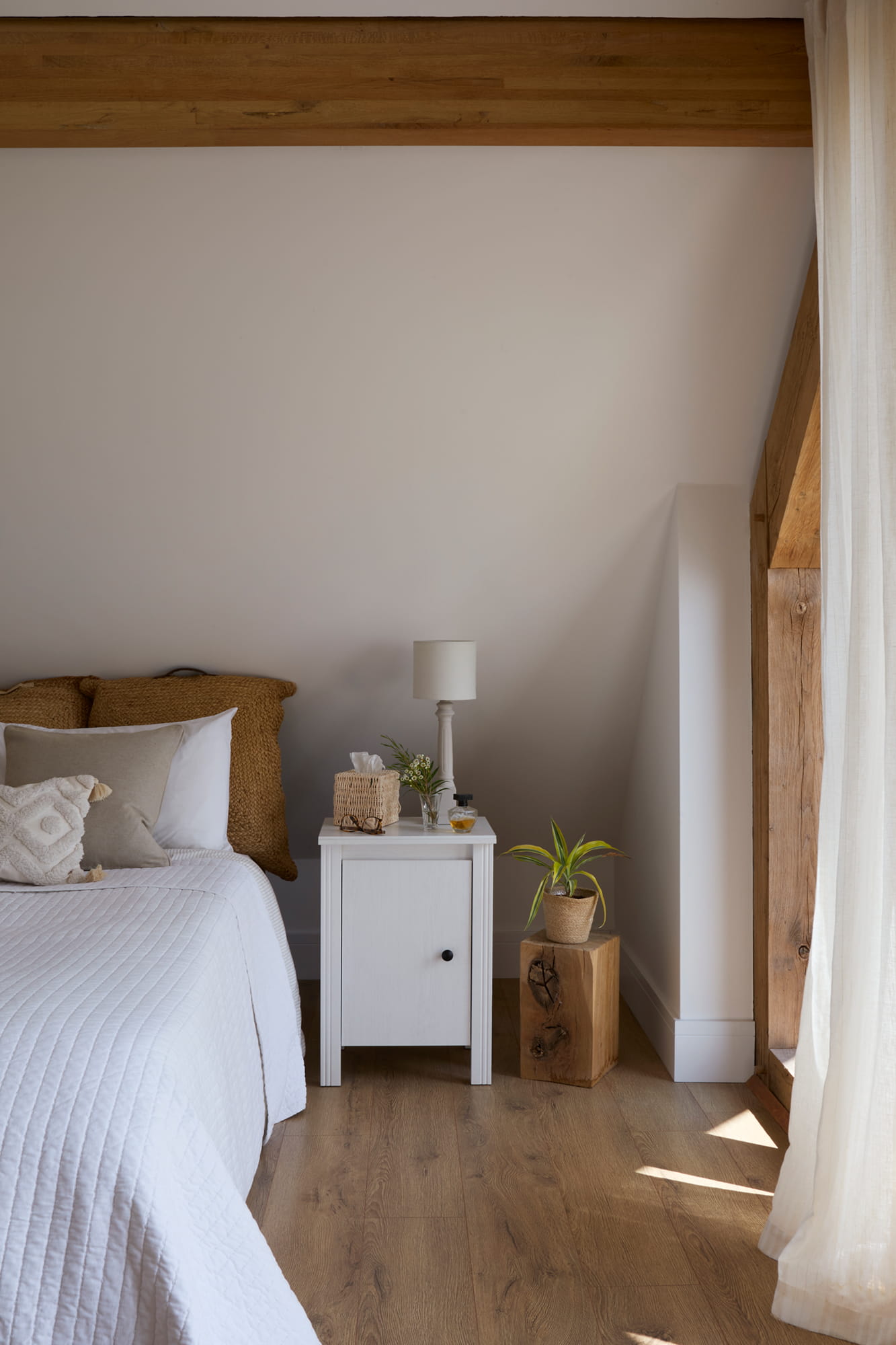 Master bedroom - bedside table detail