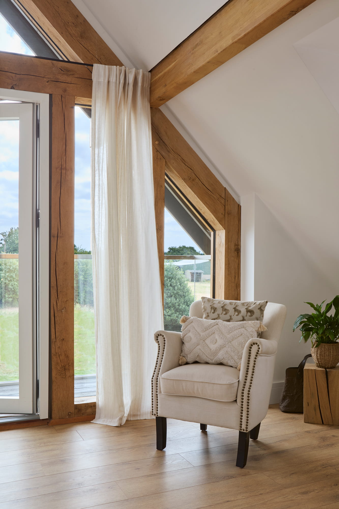 Principal bedroom - oak window with chair